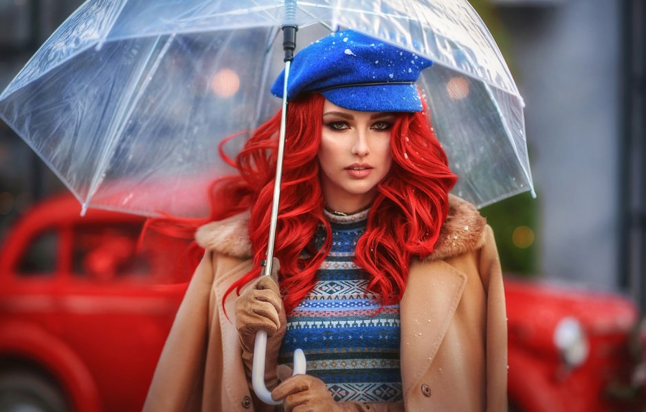 Девушка с яркими зонтиками