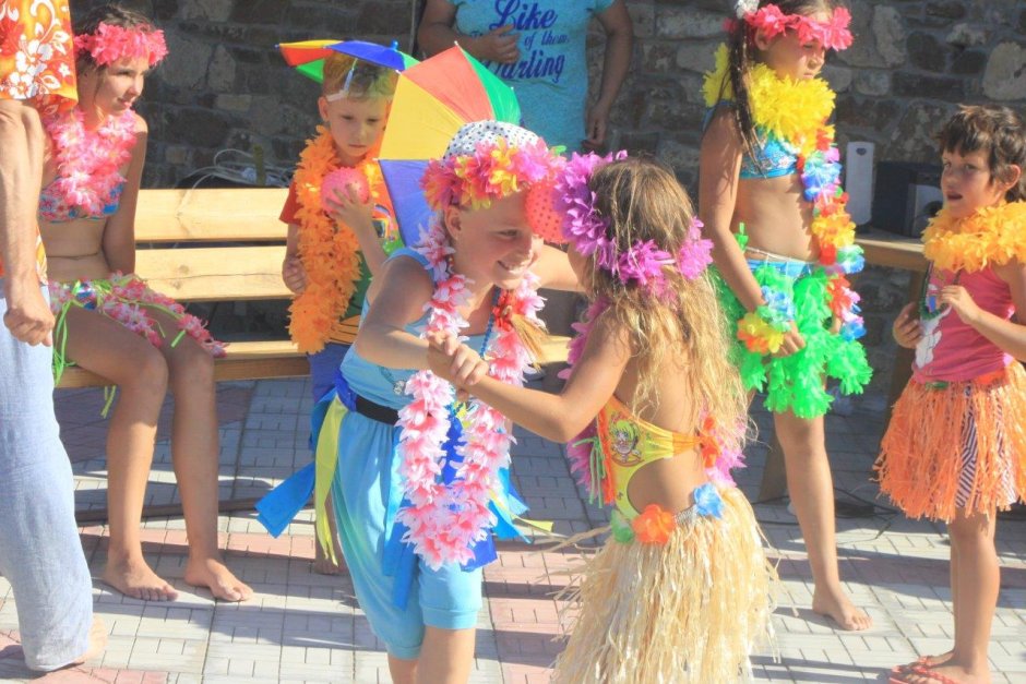 Выпускной в начальной школе в стиле гавайской вечеринки