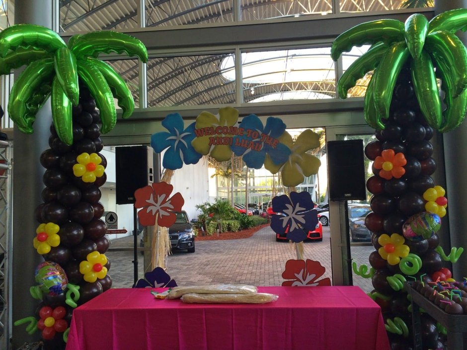 Пальма из шаров для гавайской вечеринки