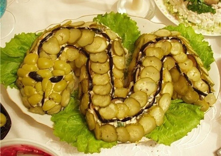 Новогоднее блюдо змейка