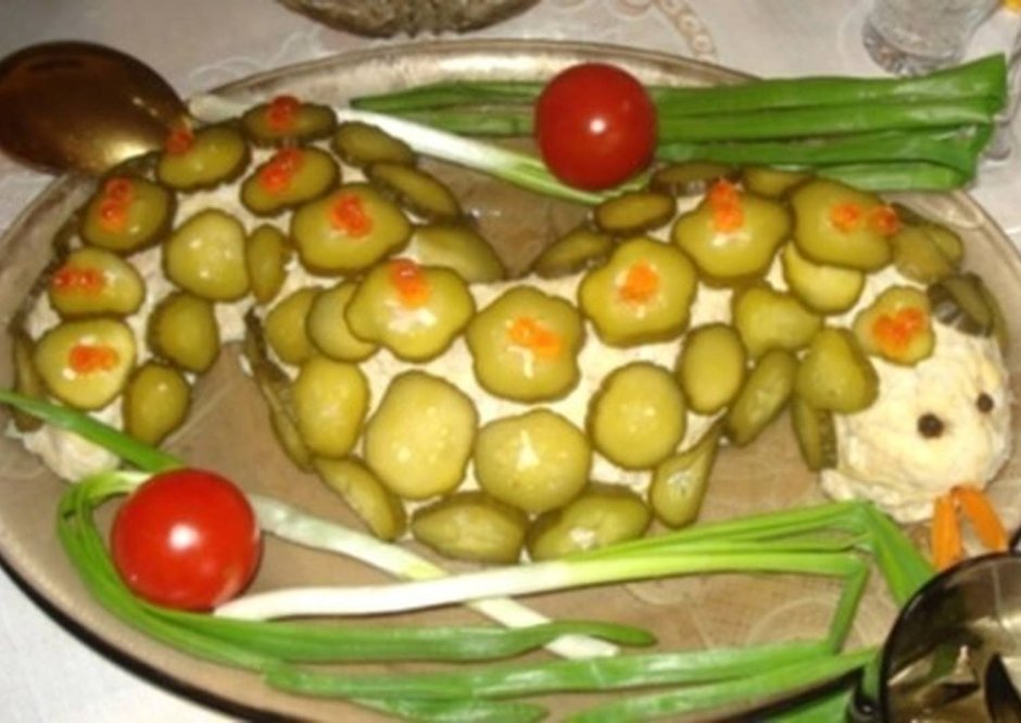 Новогодний стол с зеленой икрой и салатом змейка