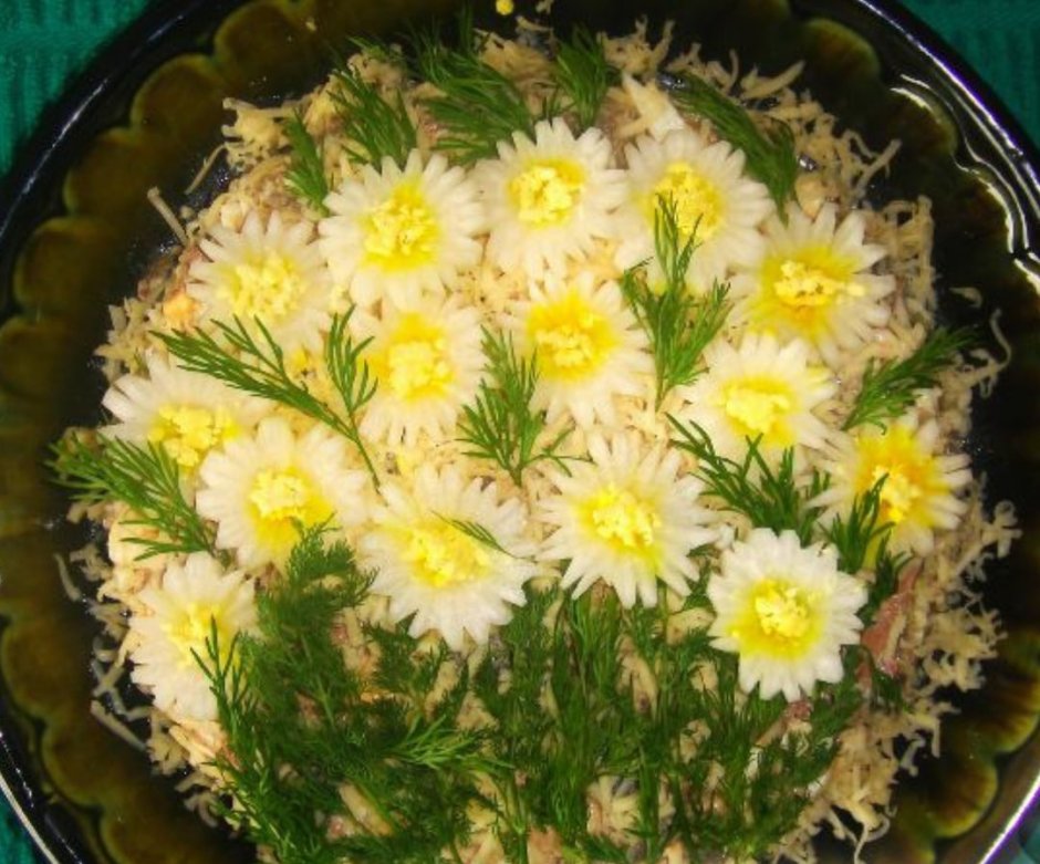 Салат украшенный ромашками