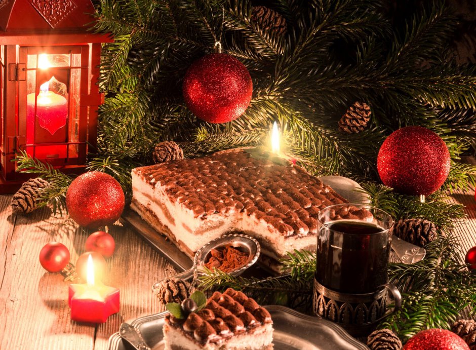 Новый год елка и стол с едой