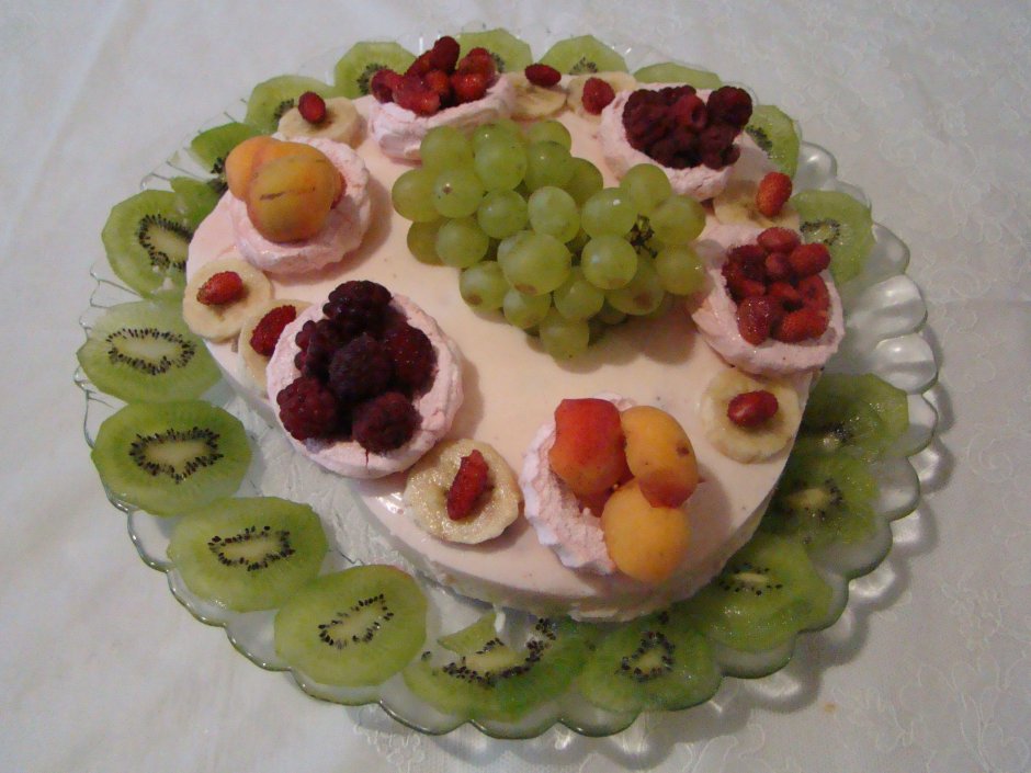 Украшение торта киви и виноградом