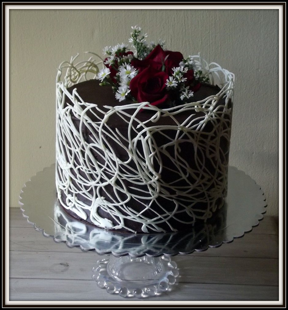 Украшение боков торта шоколадом