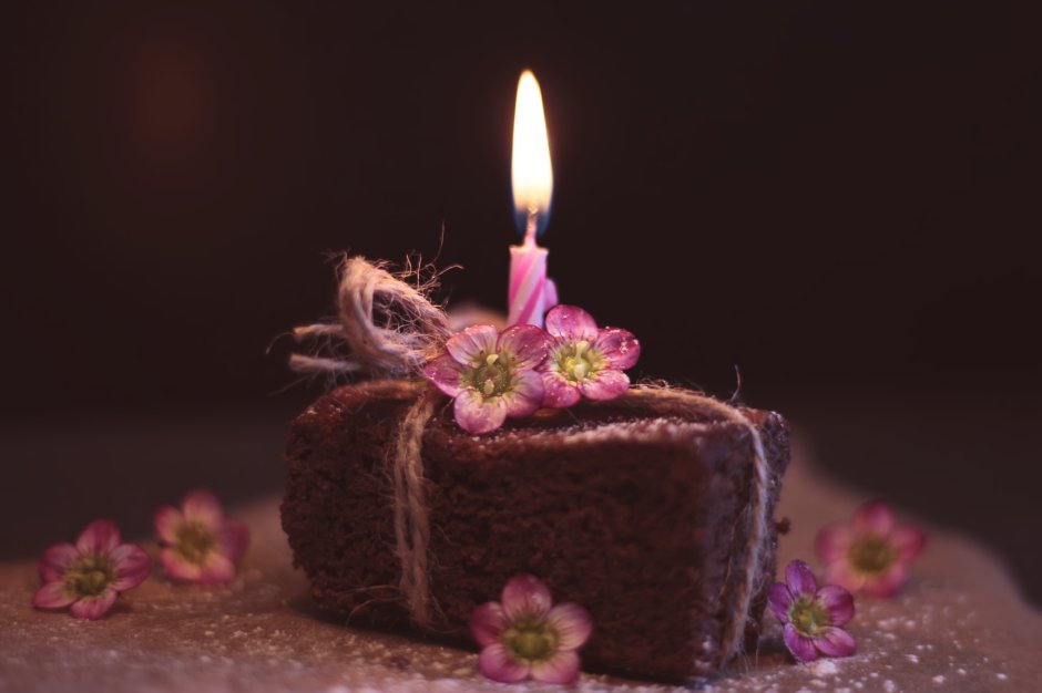 Кусочек торта со свечкой день рождения
