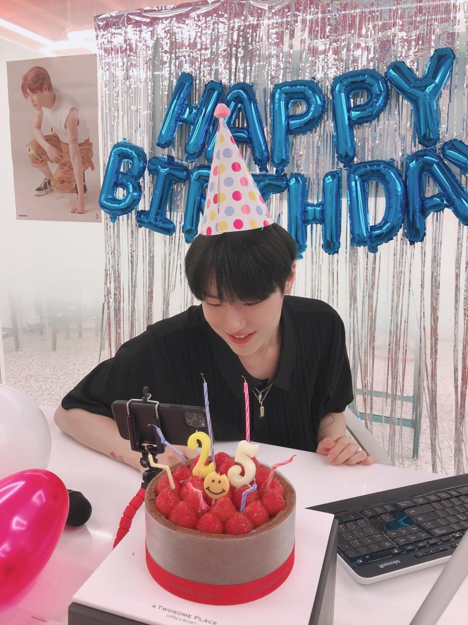 Торт в корейском стиле Happy Birthday