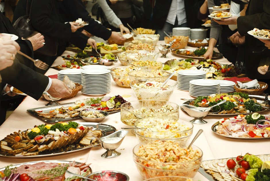 Накрытый стол с едой и людьми