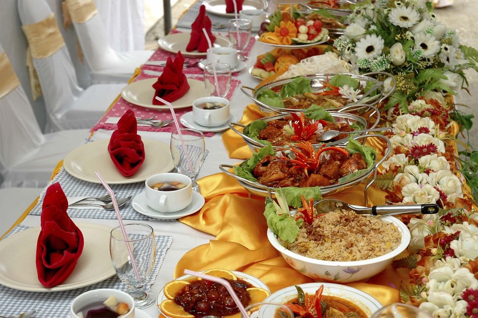 Празднично накрытый стол с едой на свадьбе