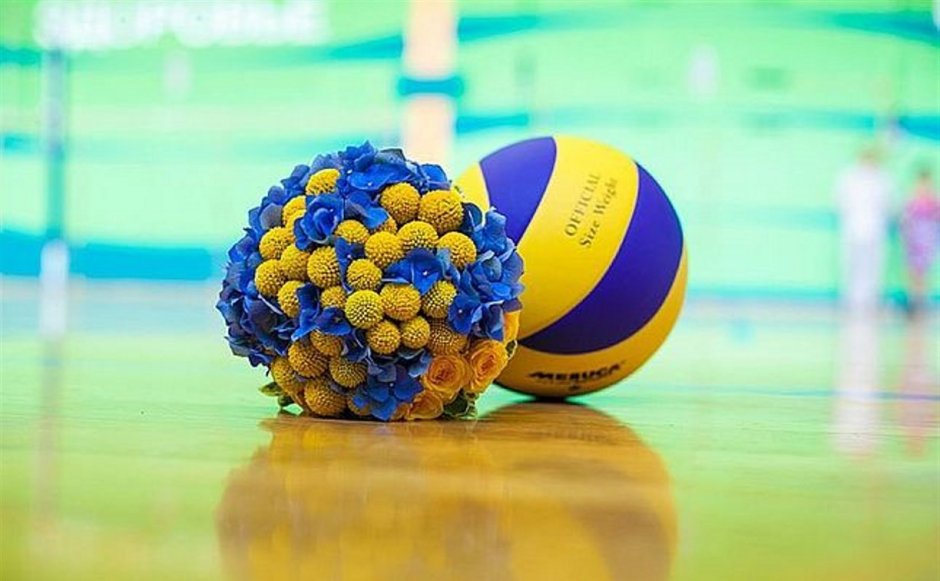 Волейбольный мяч и цветы