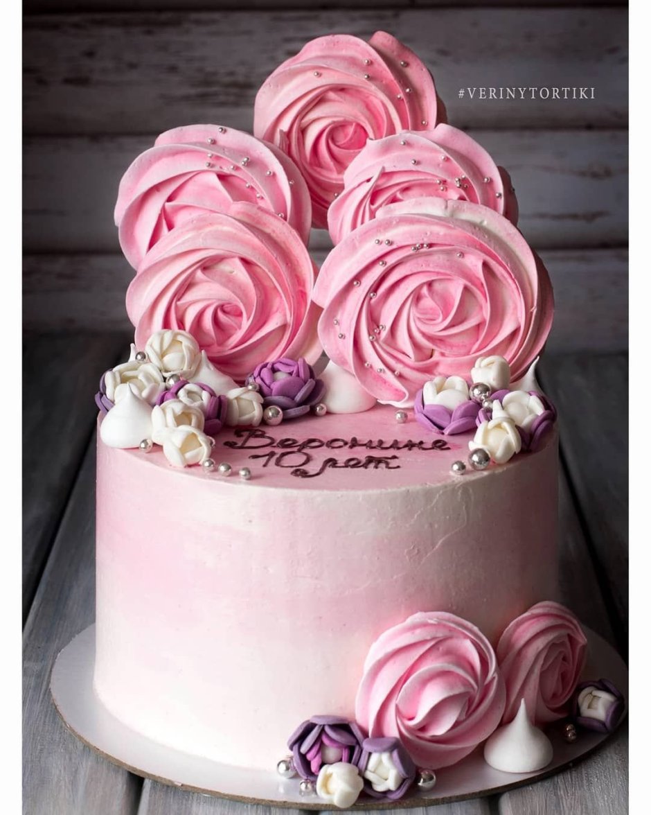 Розовый торт с меренгами