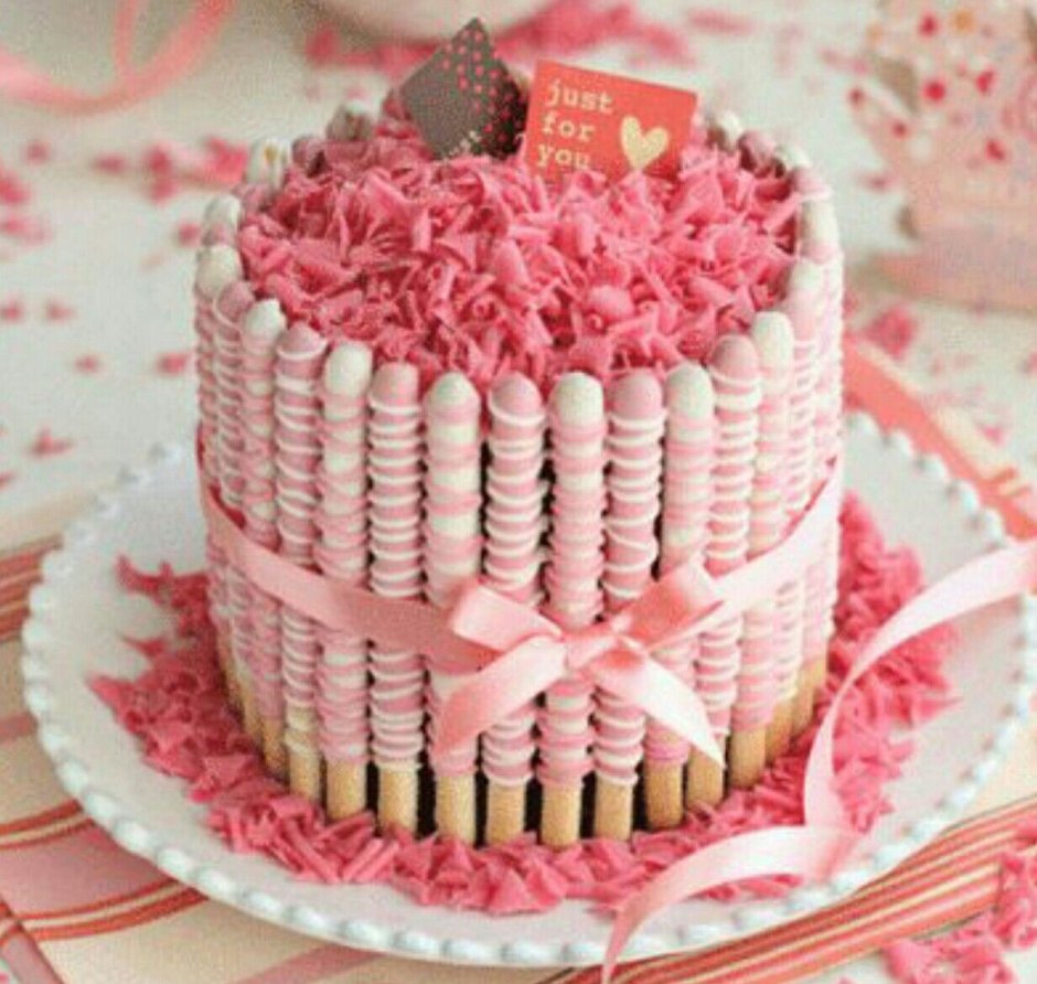 Украшения торта сладостями розовый