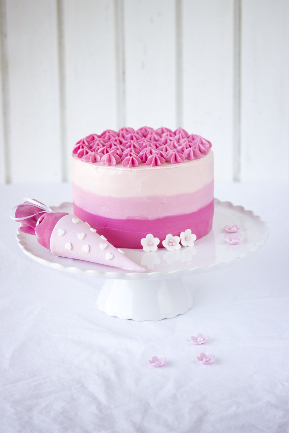 Белый торт с розовым декором