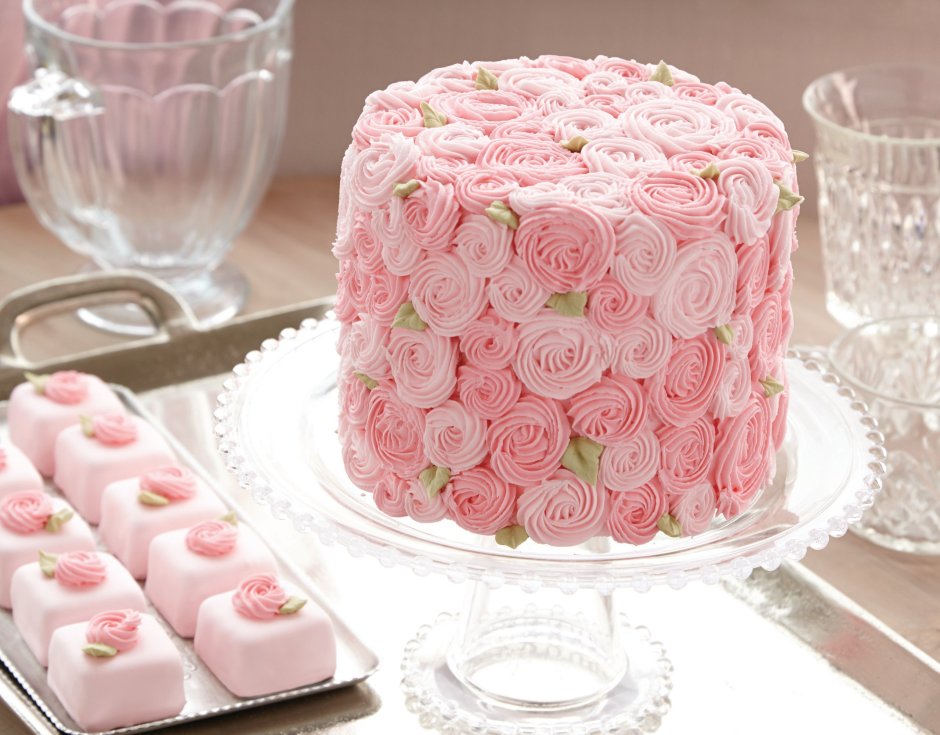 Украшение розового торта