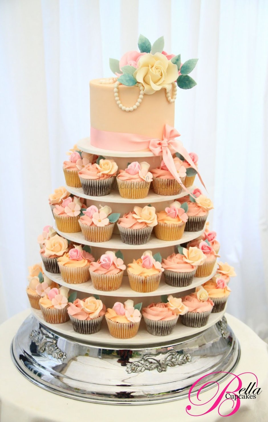 Торт с капкейками на свадьбу персикового цвета