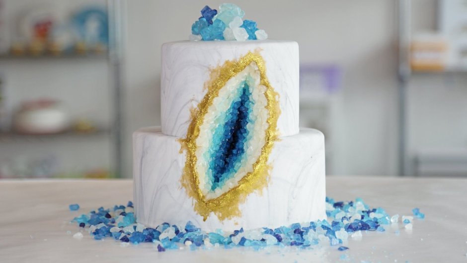 Торт украшенный кристаллами