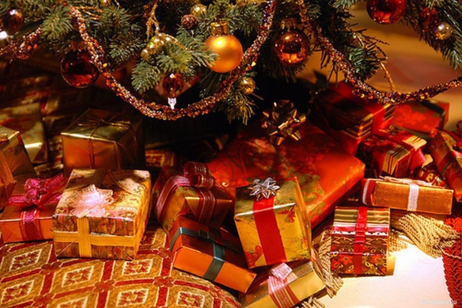 Рождественские подарки под елкой