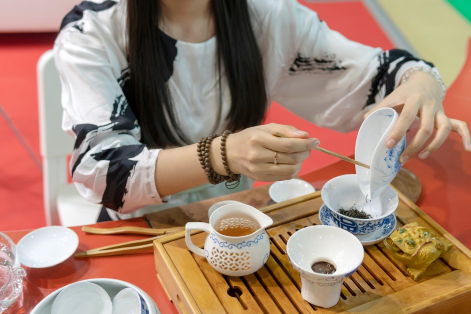 Китаянка наливает чай