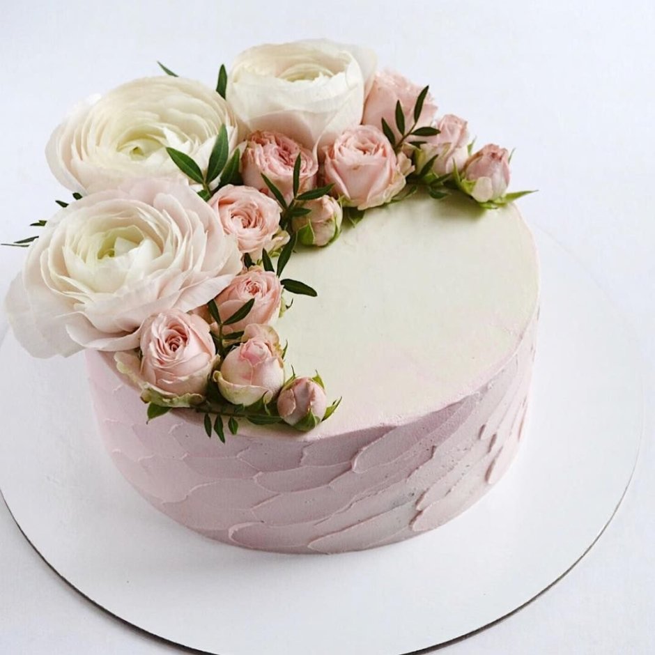 Украшение торта живыми цветами