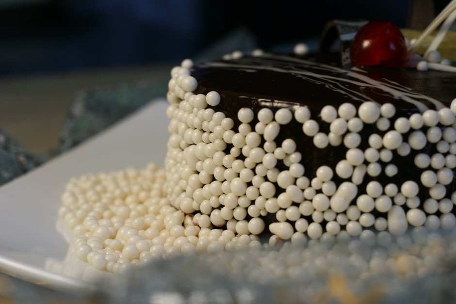 Торт украшенный рисовыми шариками