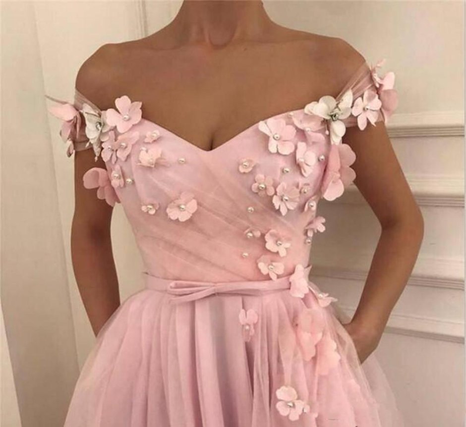 Розовое платье на вечеринку