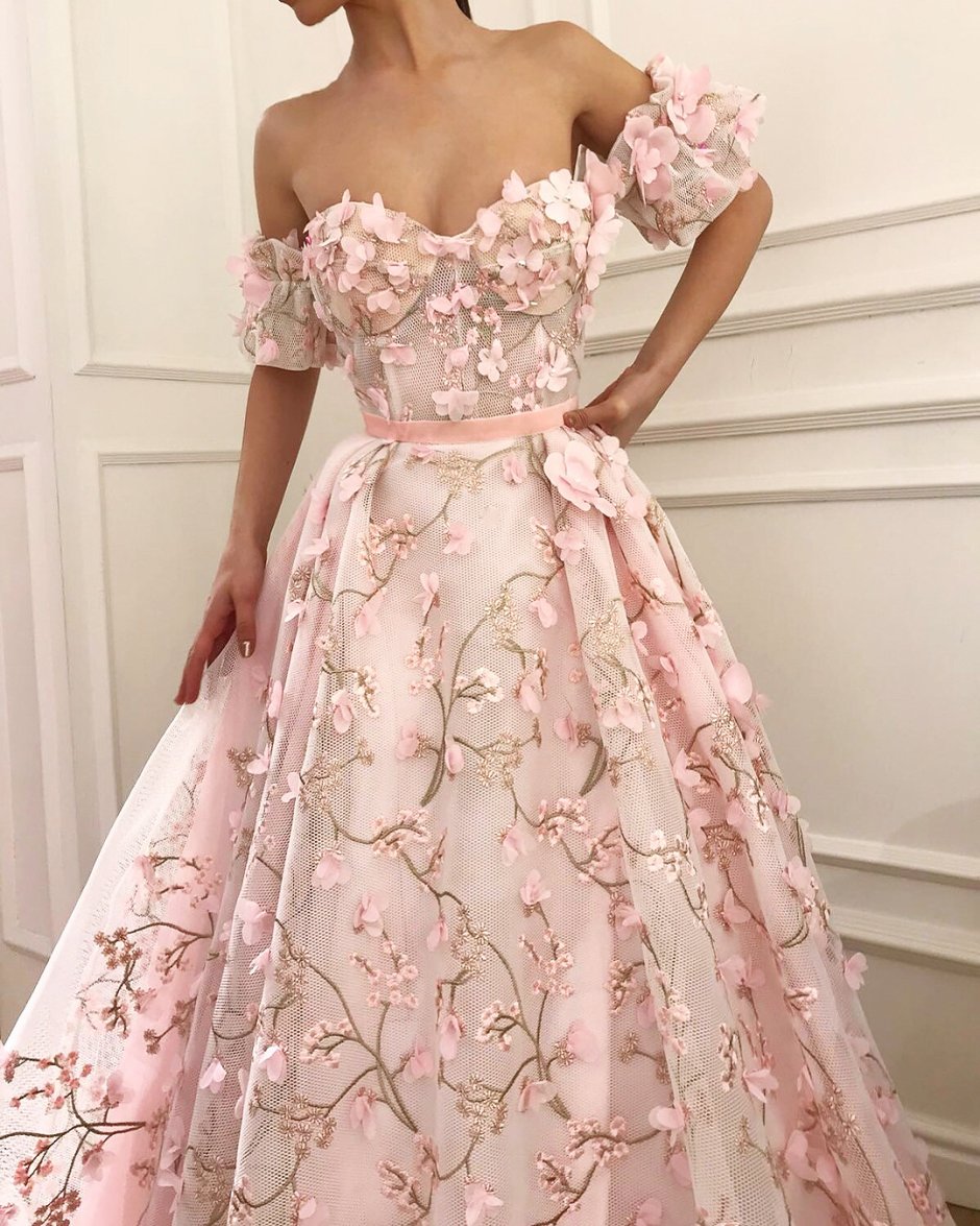 Красивое розовое платье без людей