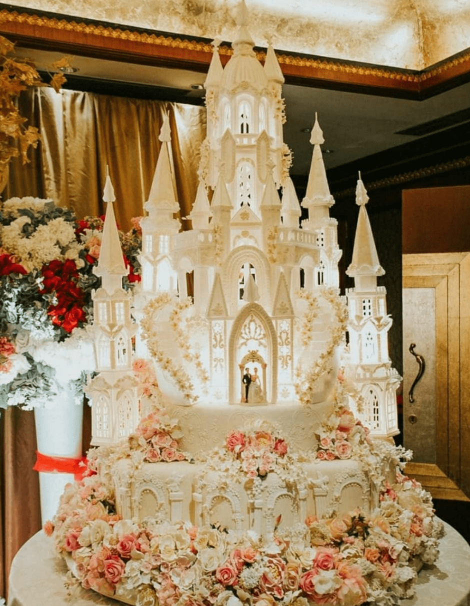 Огромный торт замок