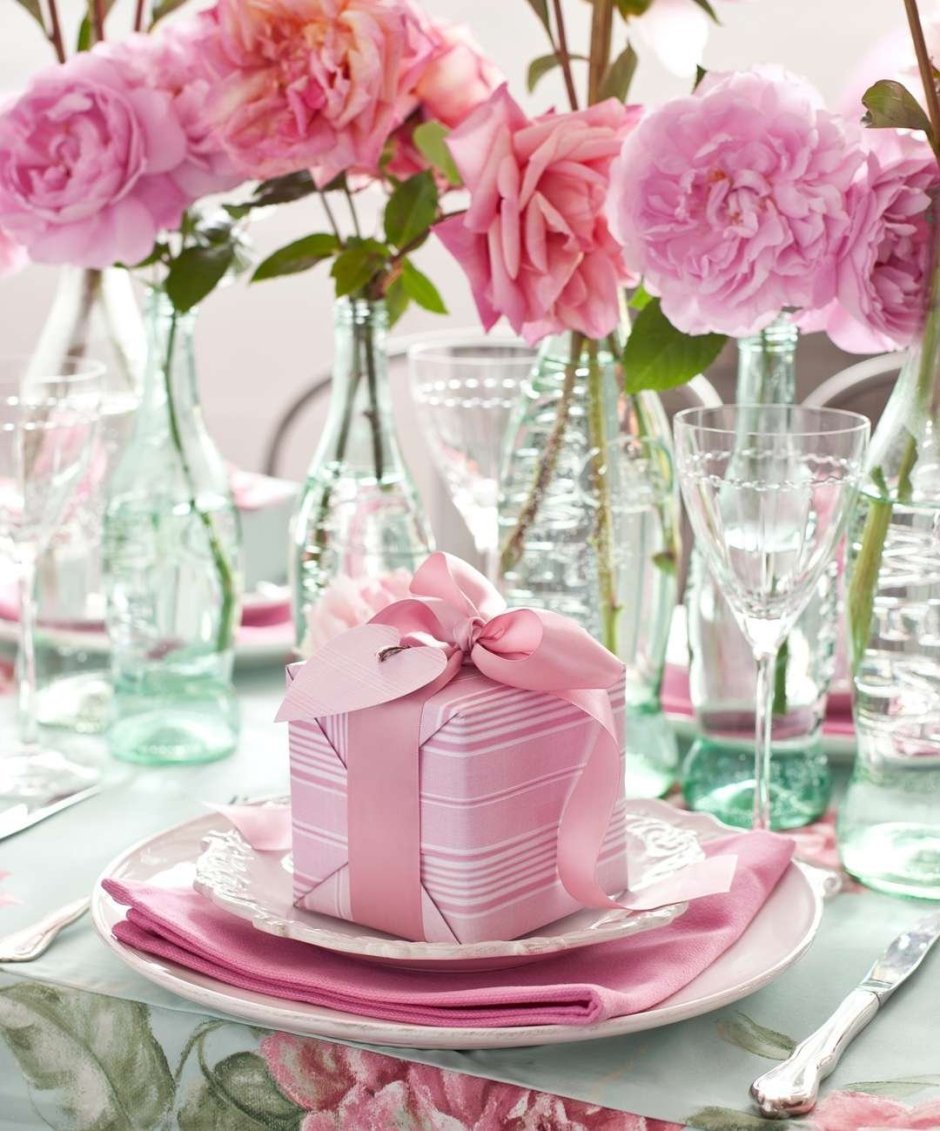 Декор стола в розовых тонах