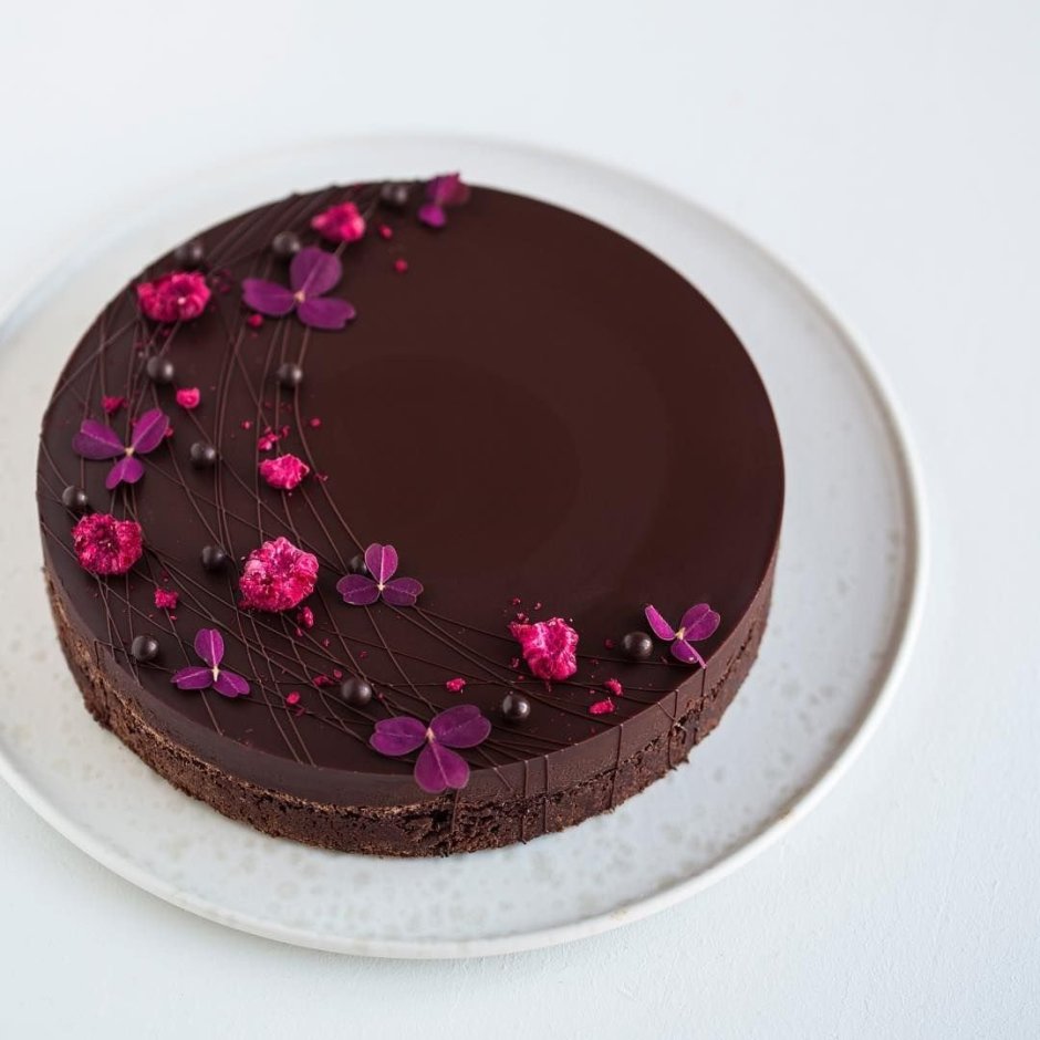 Украшение шоколадного торта малиной базилик