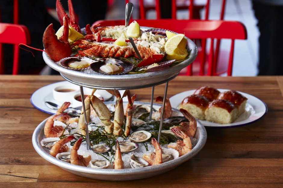 Тарелка из морепродуктов на праздничный стол