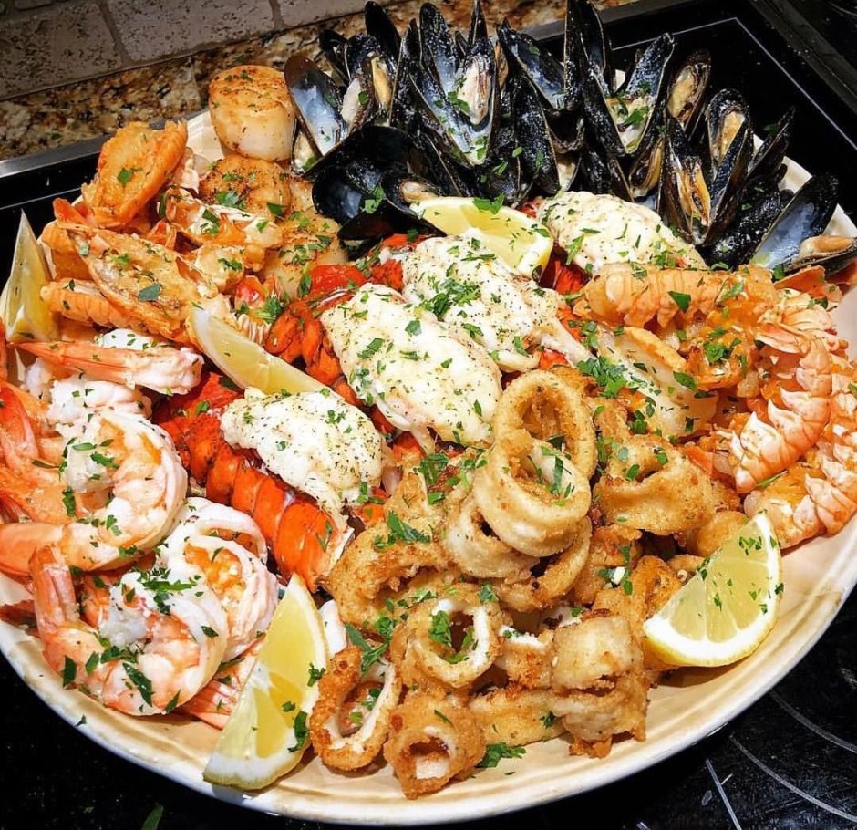 Тарелка с морепродуктами на праздничный стол