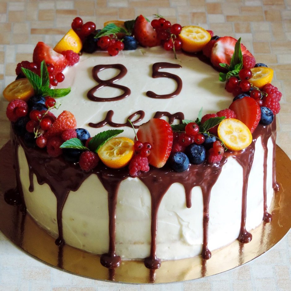 Бисквитный торт на день рождения