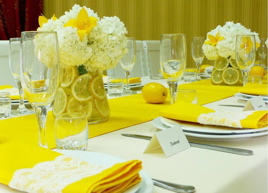 Декор стола в желтом цвете