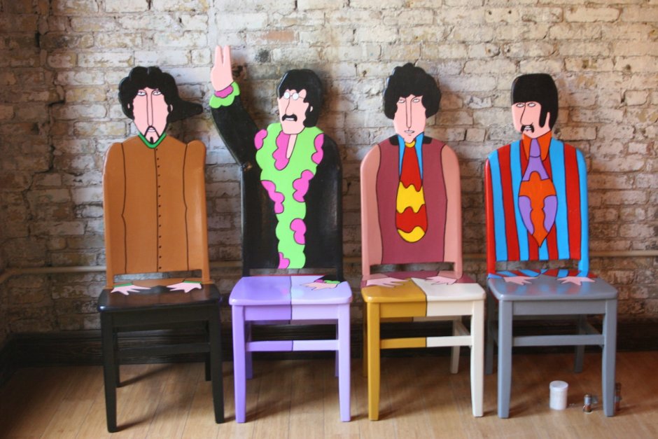 The Beatles на стуле