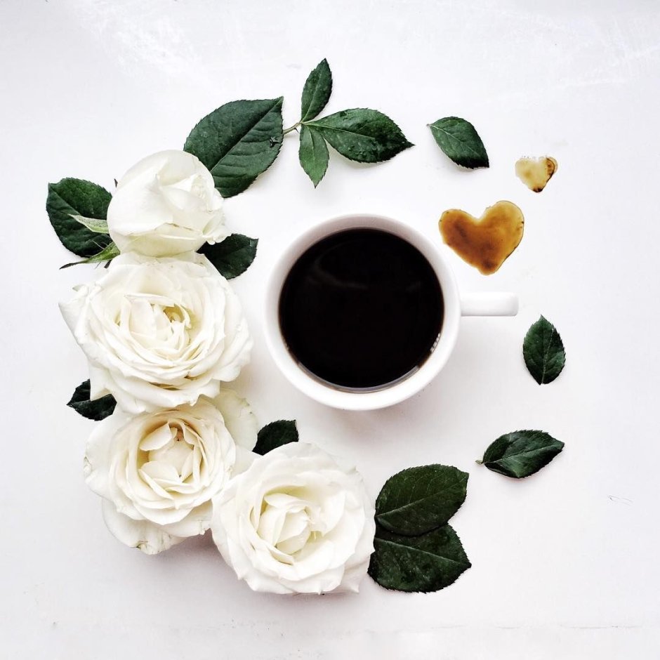 Кофе и белые розы с добрым утром