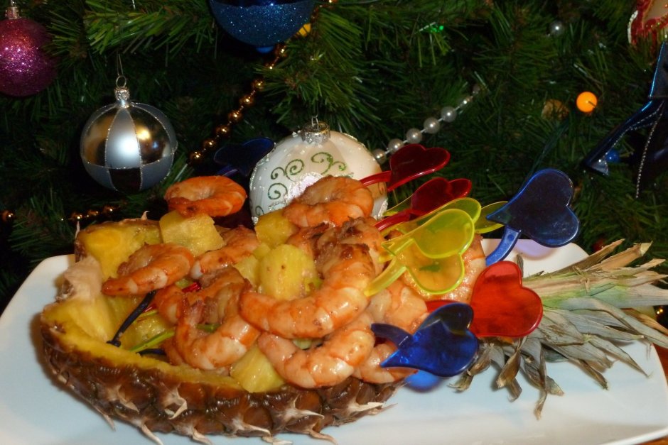 Новогодний стол с морепродуктами