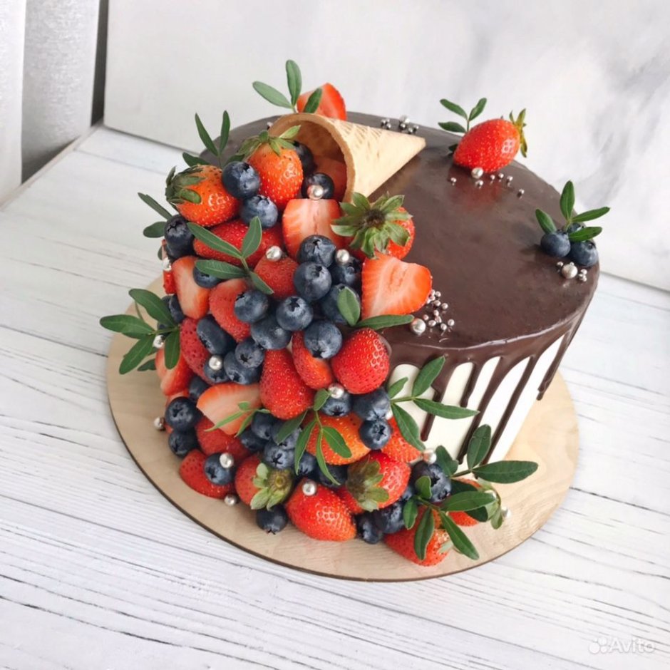 Торт с рожком и ягодами