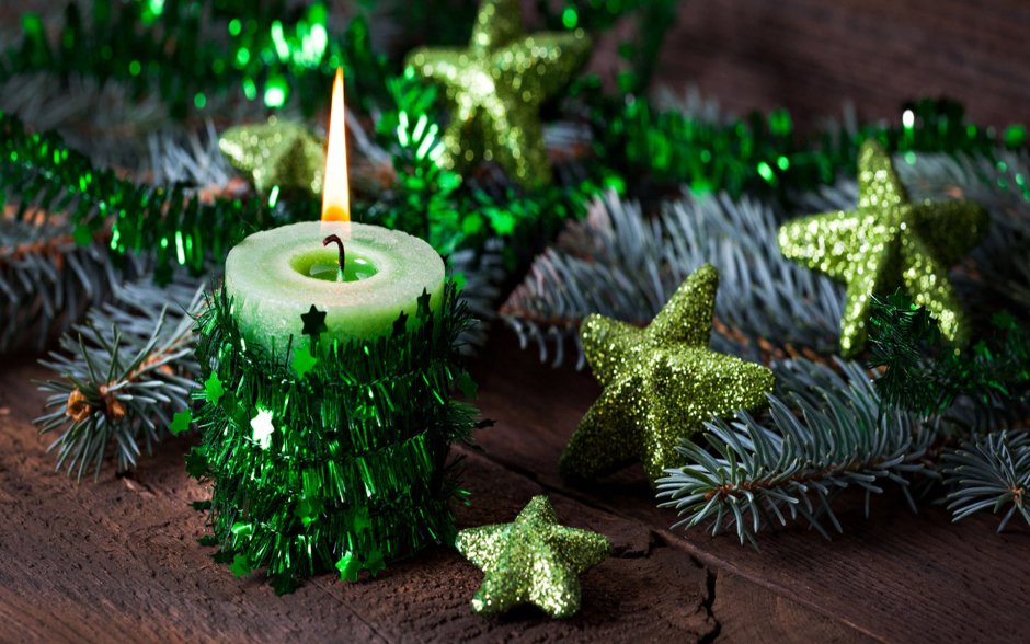Зеленые свечи на новогоднем столе