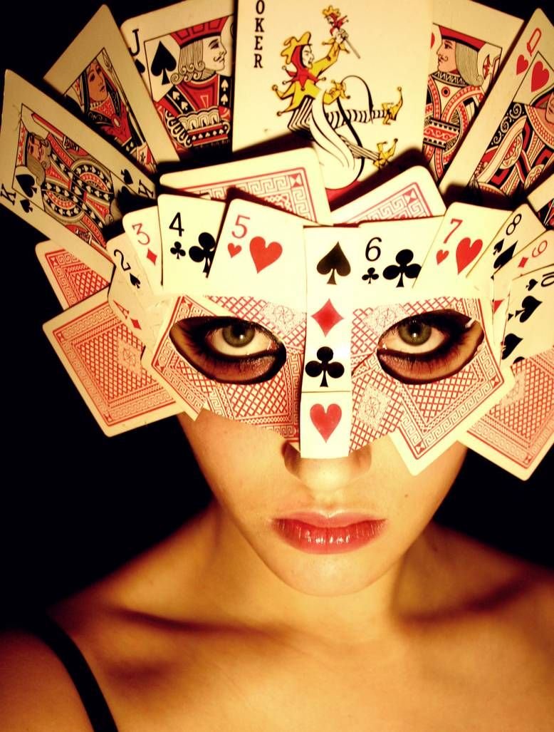 Карнавальная маска из игральных карт