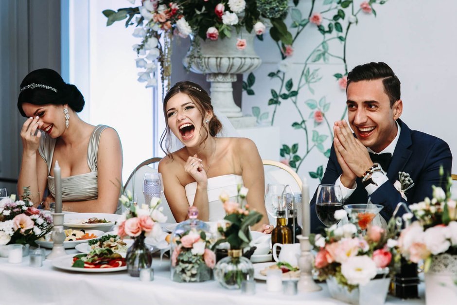 Жених и невеста за столом