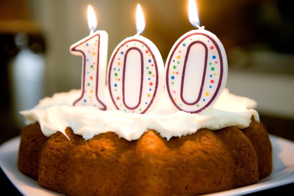 Торт со свечами 100 лет