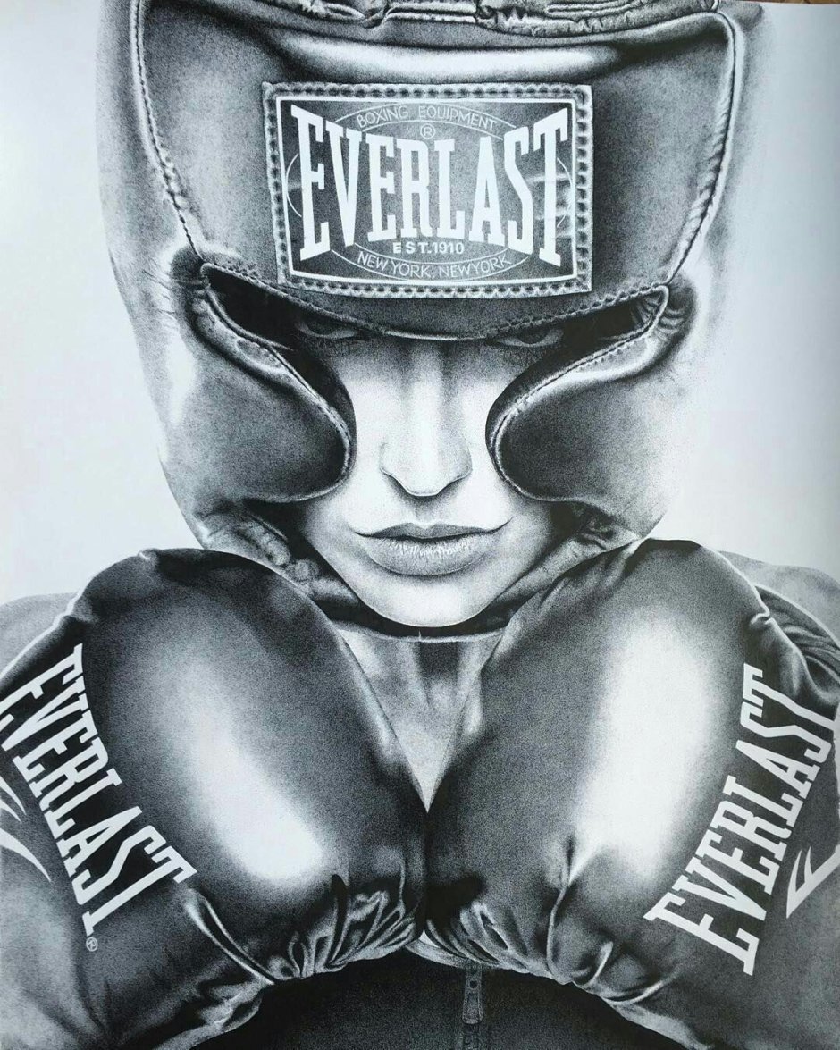 Девушка в боксерском шлеме