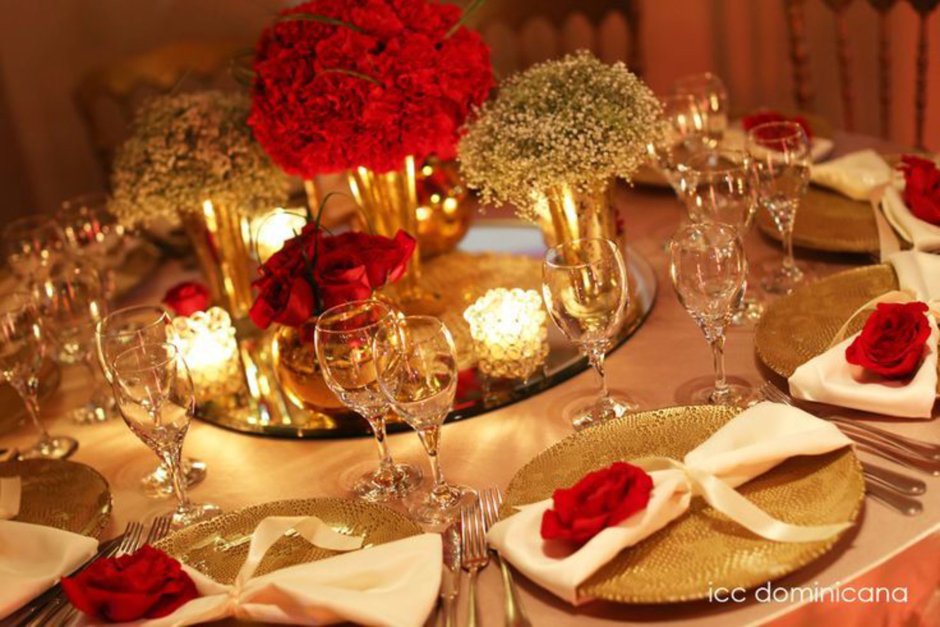Свадебный декор в красно-золотом цвете