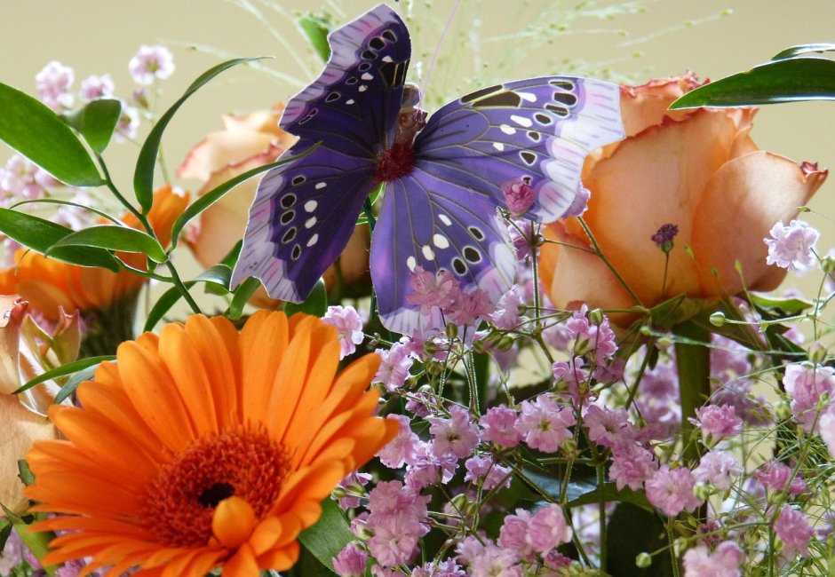 Красивый букет цветов с бабочками