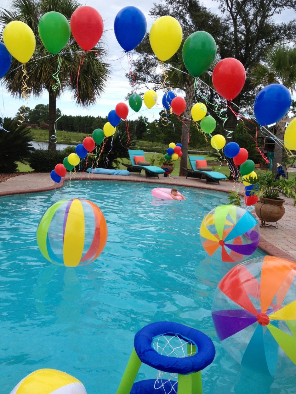 Воздушные шары в бассейне