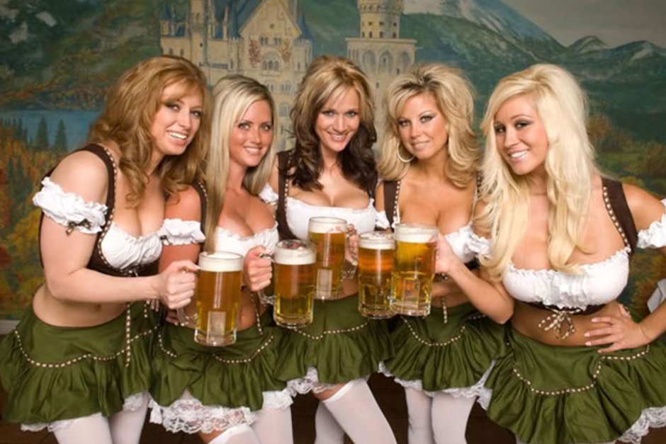 Баварская девушка с пивом