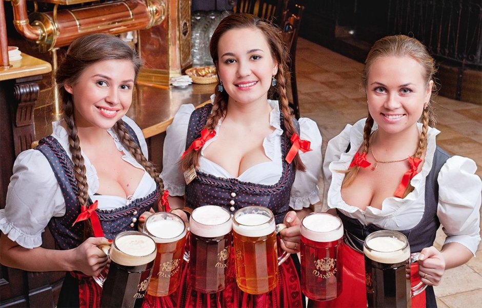 Немецкие официантки с пивом