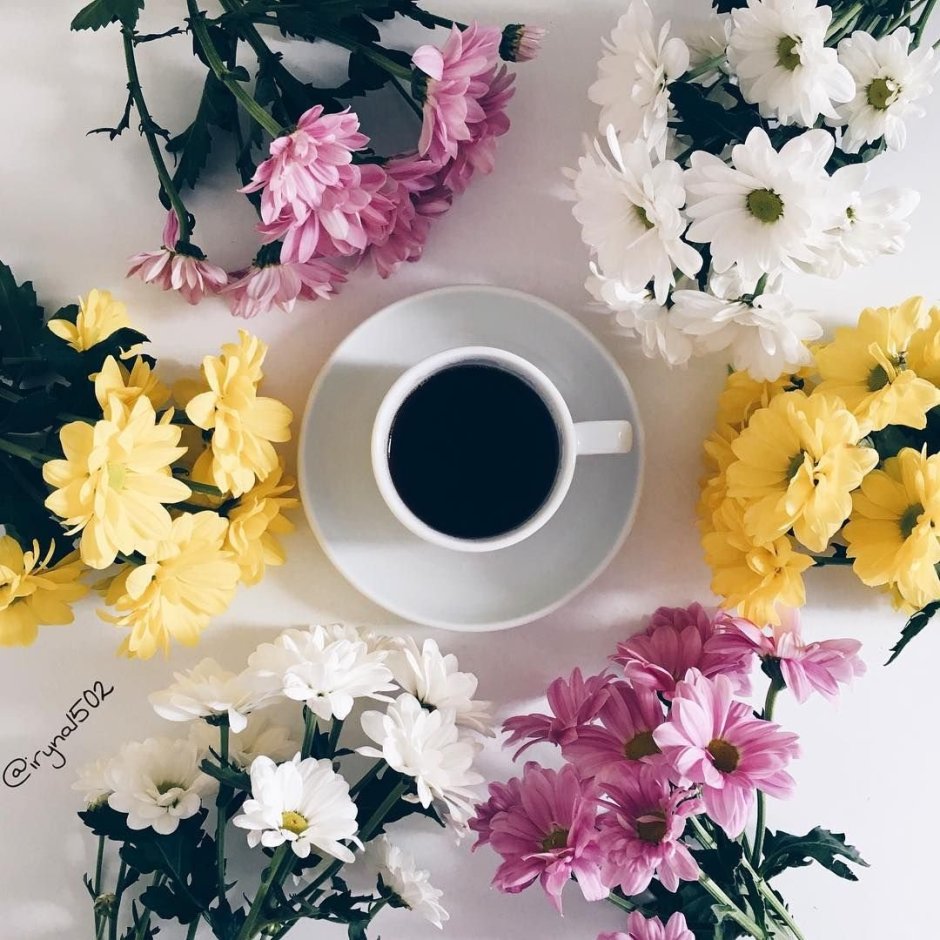 Кофе и яркие цветы