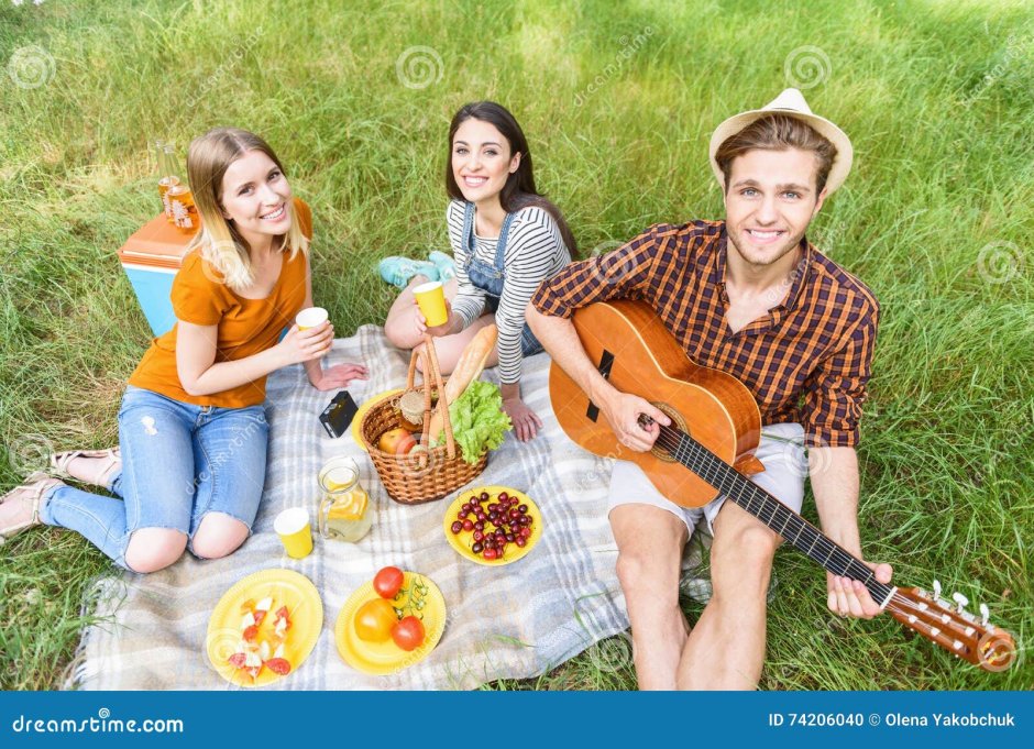 Студенты на пикнике