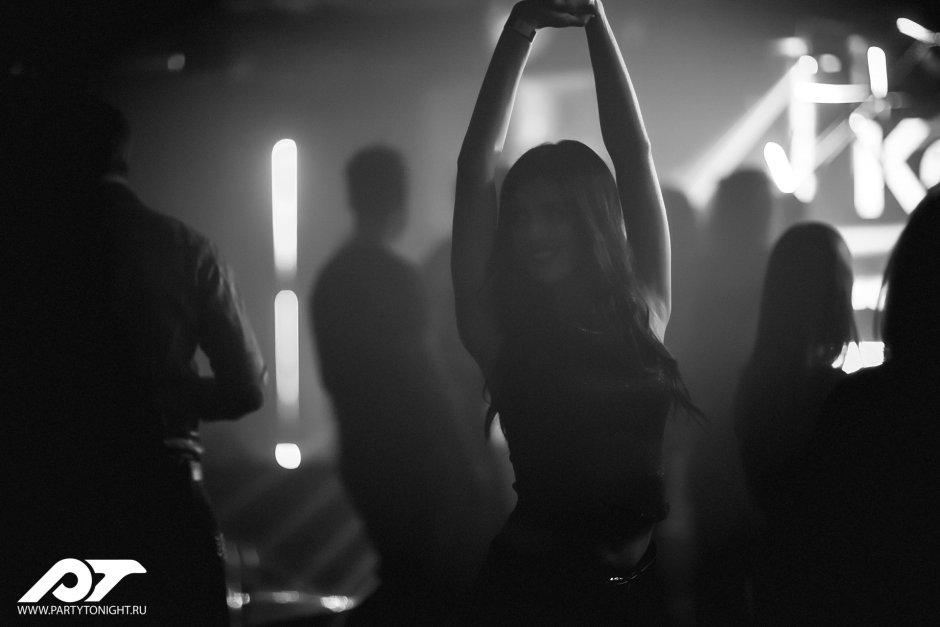 Танцующая девушка в клубе